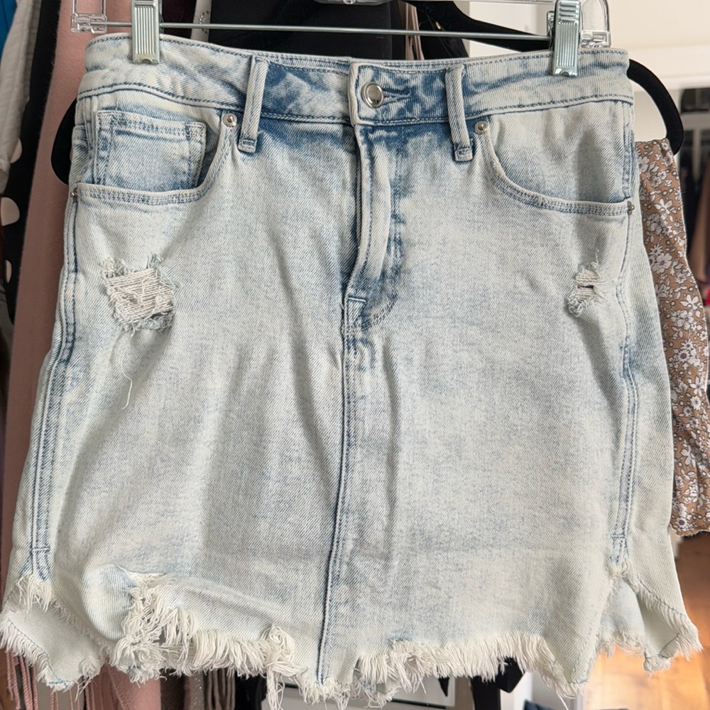 Good American distressed denim skirt